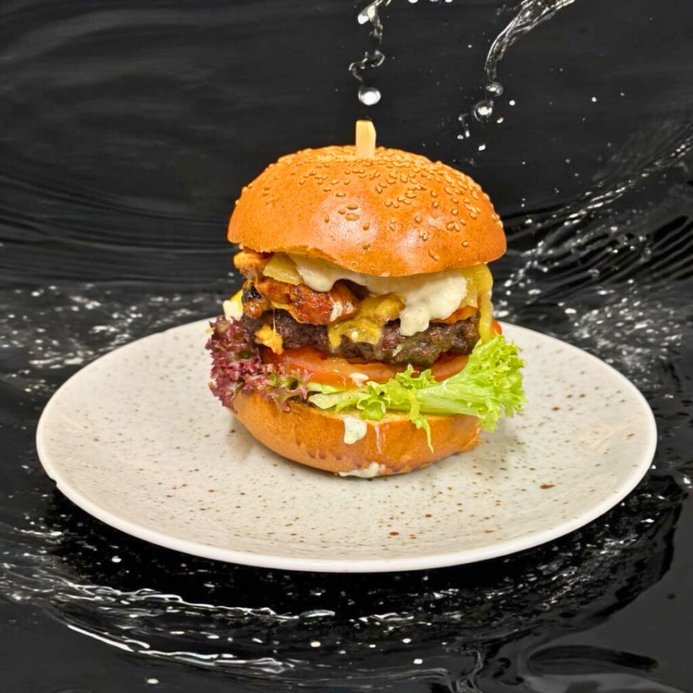 Burger s blue cheese omáčkou a jablečno - hruškovým chutney