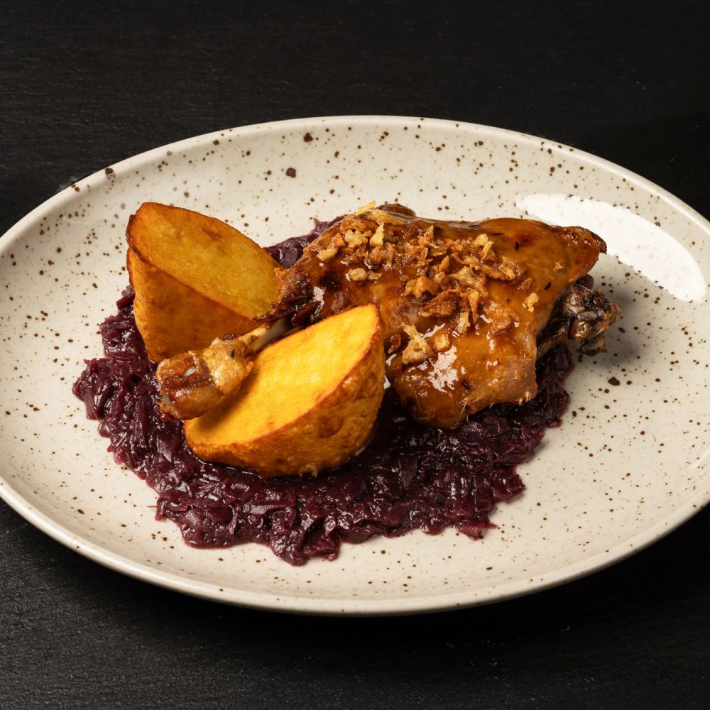 Konfitované kachní stehno s červeným zelím s nádechem po červeném víně, bramborové špalíčky