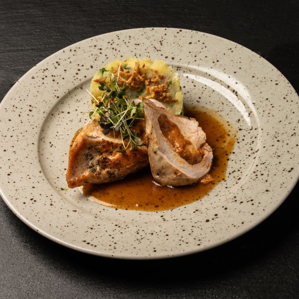 Kuřecí steak zapečený s mozzarellou a sušenými rajčaty, šťouchané brambory