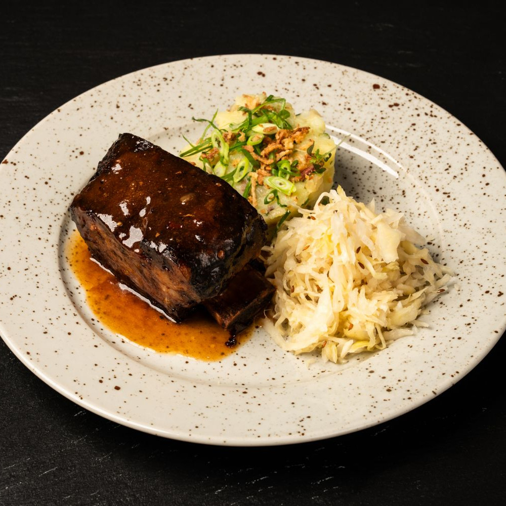 Marinovaná pečená hovězí žebra, šťouchané brambory s cibulkou