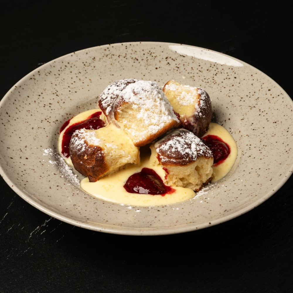 Naše dukátové buchtičky se šodó, přelité lesním ovocem