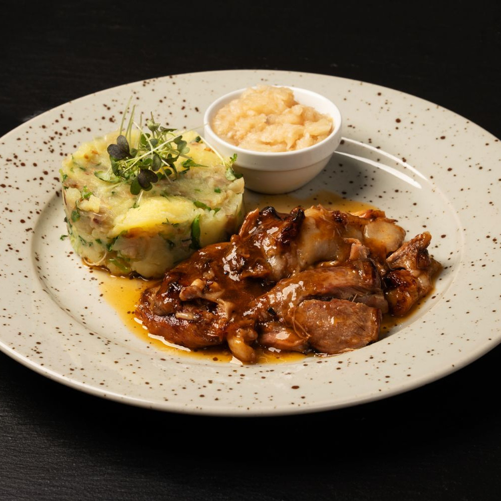 Pečené vykostěné koleno v pivní marinádě se šťouchaným bramborem