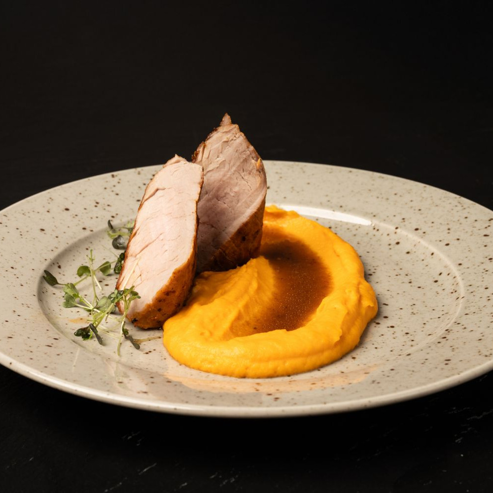 Vepřová grilovaná panenka sous-vide podávaná s batátovým pyré